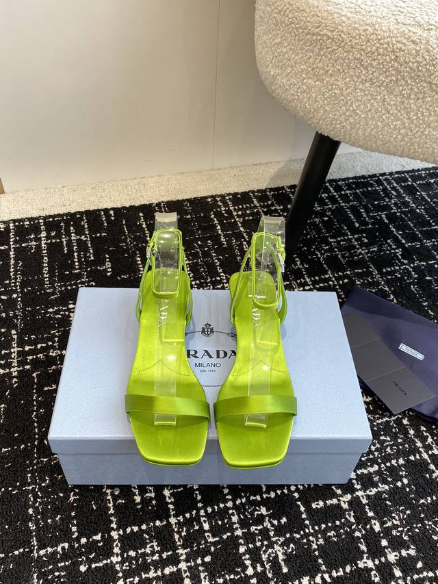 代购级 注意垫脚细节 非市场普通版本 Prada 普拉达 24Ss 春夏新款 真丝 一字带凉鞋 简约凉鞋 搭配三角扣 Logo 的设计和简约的线条 很有格调 简