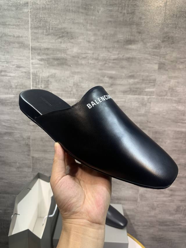 Balenciaga 顶级版本 -高端精品露跟穆勒鞋，真皮底拖鞋、原版一比一开发，代购级别 -鞋面材质，顶级原版进口牛皮面，鞋面浮印字母微标 -独特英伦时尚风