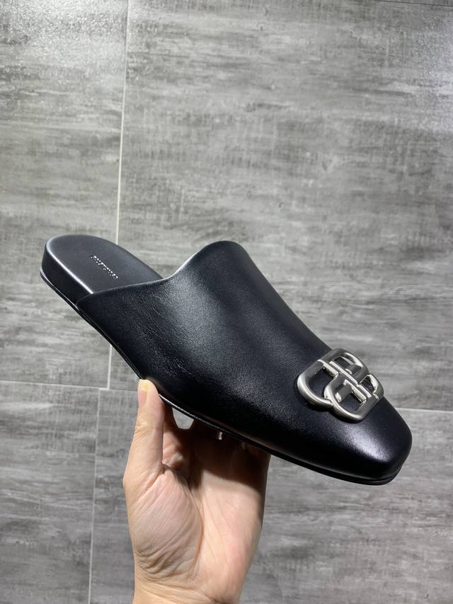 Balenciaga 顶级版本 -高端精品露跟穆勒鞋，真皮底拖鞋、原版一比一开发，代购级别 -鞋面材质，顶级原版进口牛皮面，鞋面bb标识，同色系鞋垫 浮印微标