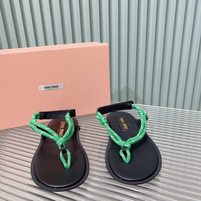 Miumiu 缪缪夹趾凉鞋 Ss24夏季新品，经典百搭，深得海外时尚人士青睐 鞋面：牛皮 进口定制绳 内里：羊皮内里 垫脚 牛皮垫脚 码数：35-40