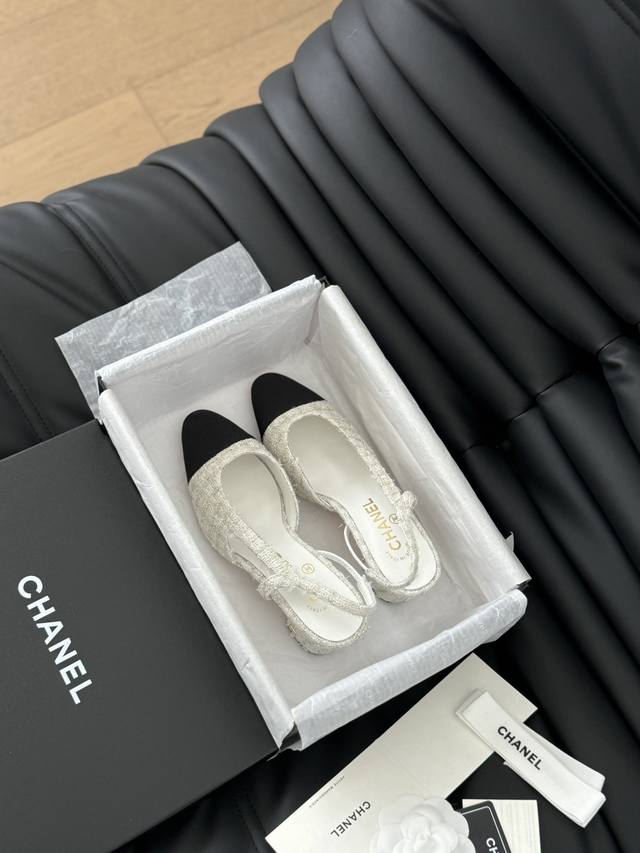 Chanel 经典slingback后空凉鞋 前几年一直在做这个款 今年我们还是重新购版，再次精细copy。 发现新版面的鞋面线条和形体舒适度都做了微调 这个