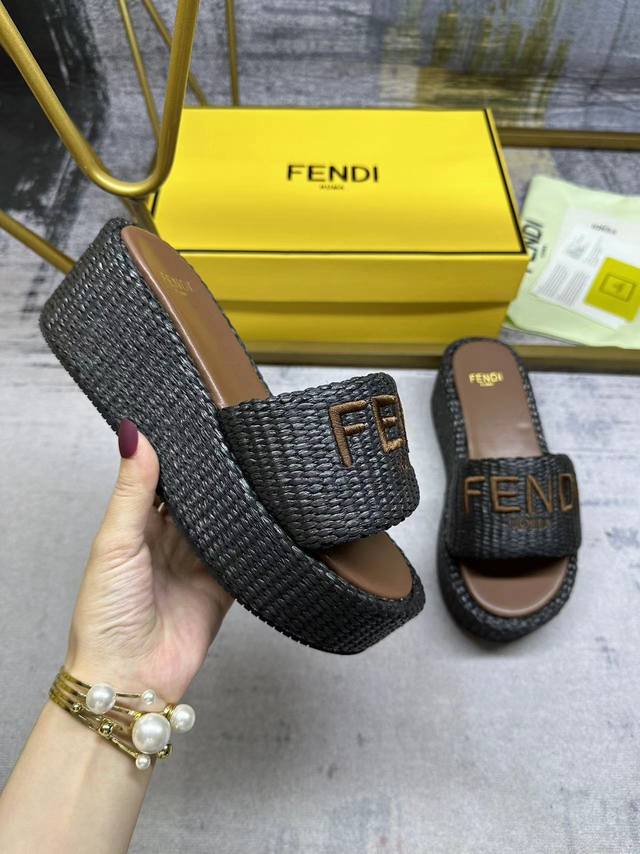 Fendi最新爆款宽带厚底拖鞋，Pp草面料，Fendi丝线刺绣，35-42码，