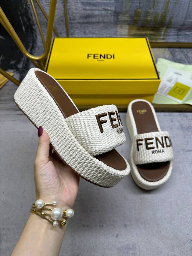 Fendi最新爆款宽带厚底拖鞋，Pp草面料，Fendi丝线刺绣，35-42码，