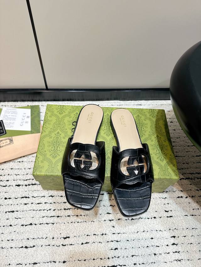 Gucci 24Ss 春夏新款互扣式双g镂空细节拖鞋 上脚非常完美穿搭上配此鞋，优雅大方，晶莹剔透，无论种各配件材质，整系个列都充了满令兴人奋意和外的元结素合，