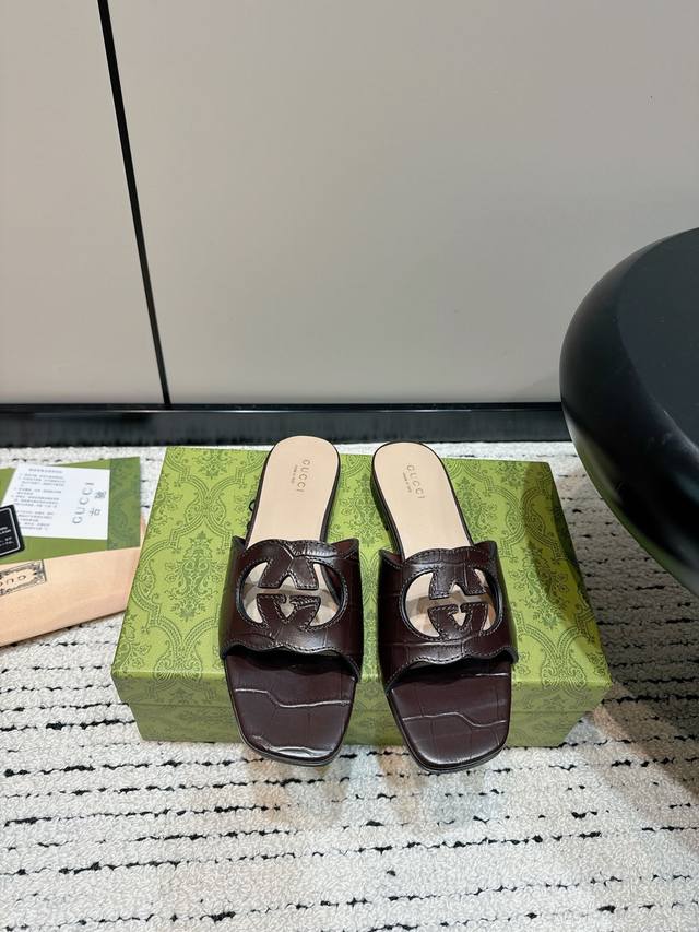 Gucci 24Ss 春夏新款互扣式双g镂空细节拖鞋 上脚非常完美穿搭上配此鞋，优雅大方，晶莹剔透，无论种各配件材质，整系个列都充了满令兴人奋意和外的元结素合，