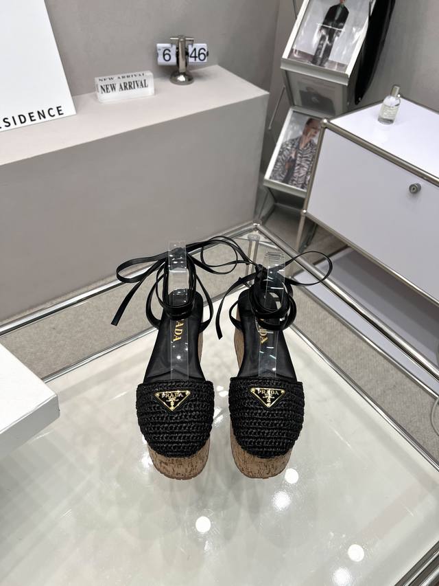 Prada 编织厚底绑带凉鞋 超火爆最新春夏锯齿罗马编织超轻厚底 凉鞋 复古时髦前卫的轮齿 让整双鞋轻便舒适 鲜艳色彩满足不同风格时髦人士的多种选择 标志性金属