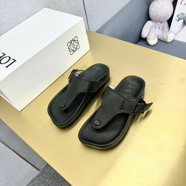 Loewe 罗意威202024 Aw 最新夹趾拖走秀款 鞋面：进口小牛皮 内里：进口羊皮里 大底：原版开模 鞋跟：原版开模1:1 码数：35-44