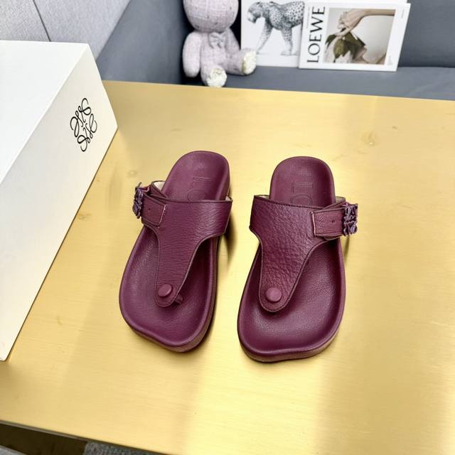 Loewe 罗意威202024 Aw 最新夹趾拖走秀款 鞋面：进口小牛皮 内里：进口羊皮里 大底：原版开模 鞋跟：原版开模1:1 码数：35-44