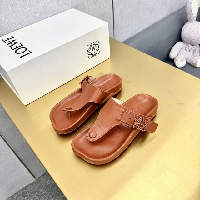 Loewe 罗意威202024 Aw 最新夹趾拖走秀款 鞋面：进口小牛皮 内里：进口羊皮里 大底：原版开模 鞋跟：原版开模1:1 码数：35-44