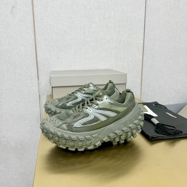 顶级版balenciaga Defender 巴黎世家 轮胎鞋 米色做旧款 历时八个月的调整 无数次的修改 目前市面最完美版型 出货 Size:35 46