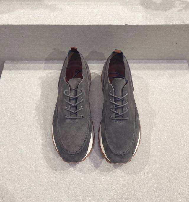 品牌：Loro Piana 偌悠翩雅顶级正品级 标准码：男码38-45 等级：官网同款 原单品质 常年供货 材料：原版小牛皮水染牛皮内里制成 原版超强大底 款式