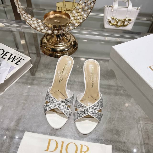 出厂拖鞋 烫钻 顶级版 迪奥 Dior 2024 春夏新款交叉烫钻女鞋 圆头玛丽珍跟鞋 市面顶级版本 材质:漆皮 真丝烫澳洲a级水钻+水染羊皮内里+意大利真皮大