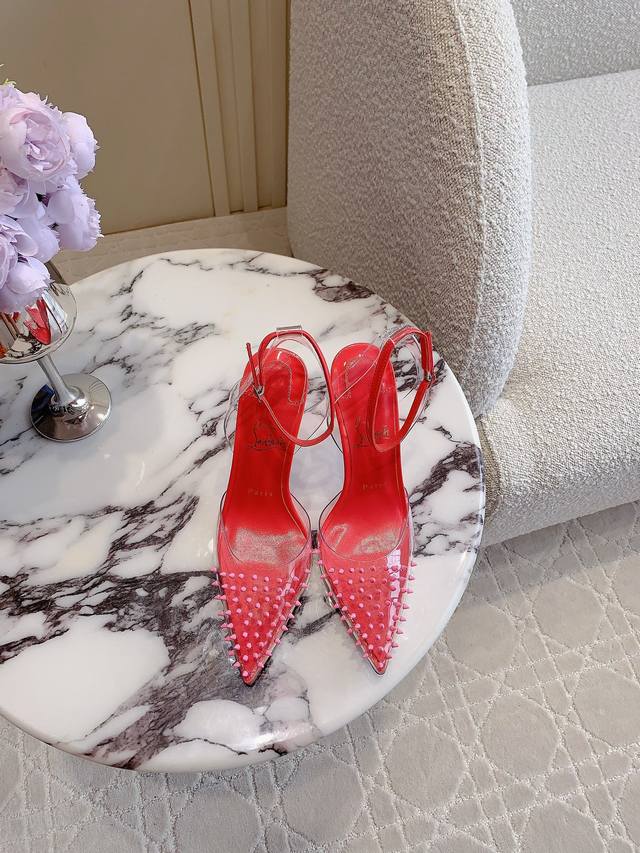 出厂价 Christian Loubouti* 新款铆钉红底高跟凉鞋 野性与性感之美 流畅的曲线勾勒曼妙风情 尽显性感风姿 万年经典款 鞋面羊皮原版铆钉 内里垫