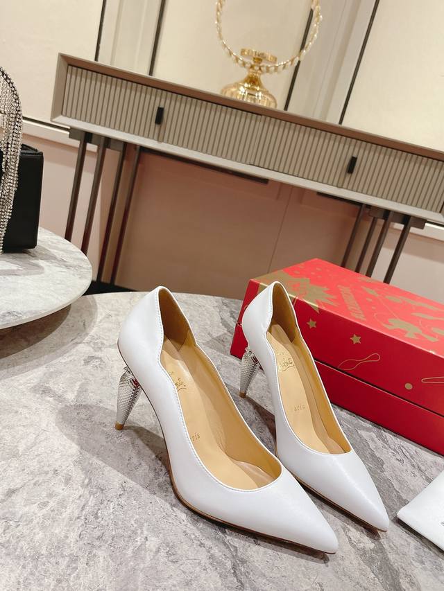 Cl红底鞋最高版本出厂 钻跟10 定做不退不换 Christian Louboutin女王权杖尖头浅口单鞋 迷人黄金鞋跟，唤起标志性红色唇膏灵感来自埃及柱 从9