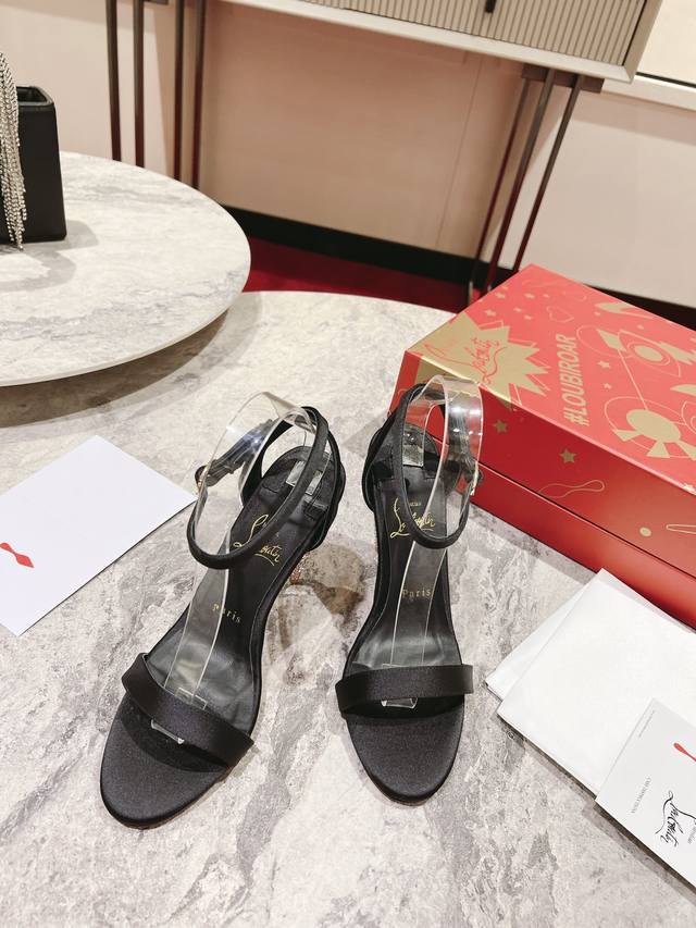 Cl红底鞋最高版本出厂 Christian Louboutin一字带女王权杖凉鞋 Mascasandal就像一颗宝石，充满了创造性的细节。这款凉鞋选用闪亮的黑色