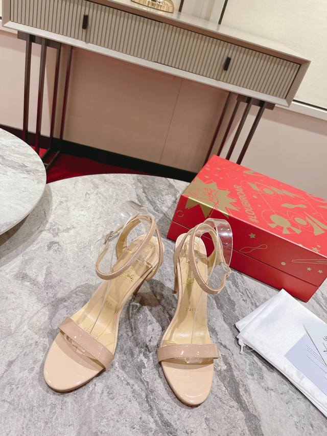 Cl红底鞋最高版本出厂 Christian Louboutin一字带女王权杖凉鞋 Mascasandal就像一颗宝石，充满了创造性的细节。这款凉鞋选用闪亮的黑色