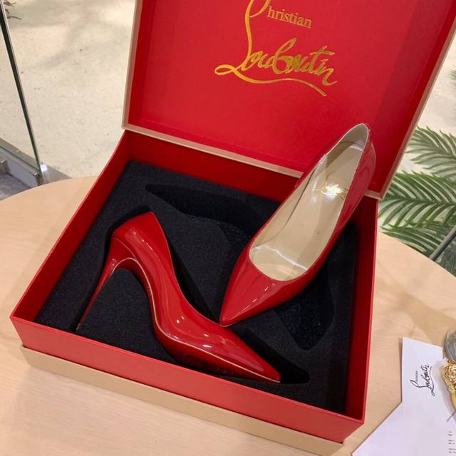 Cl红底鞋最高版本出厂 Christian Louboutin经典款红底高跟尖头单鞋 材质 采用进口漆皮 跟独家开模材料是合金钢 内里采用意大利进口混种羊皮内里