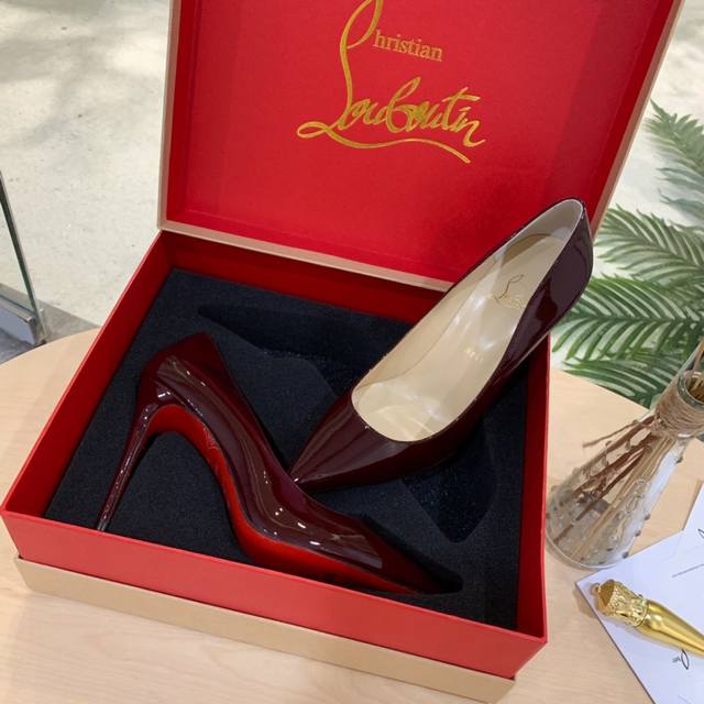 Cl红底鞋最高版本出厂 Christian Louboutin经典款波浪系列高跟尖头单鞋 材质 采用进口漆皮 跟独家开模材料是合金钢 内里采用意大利进口混种羊皮