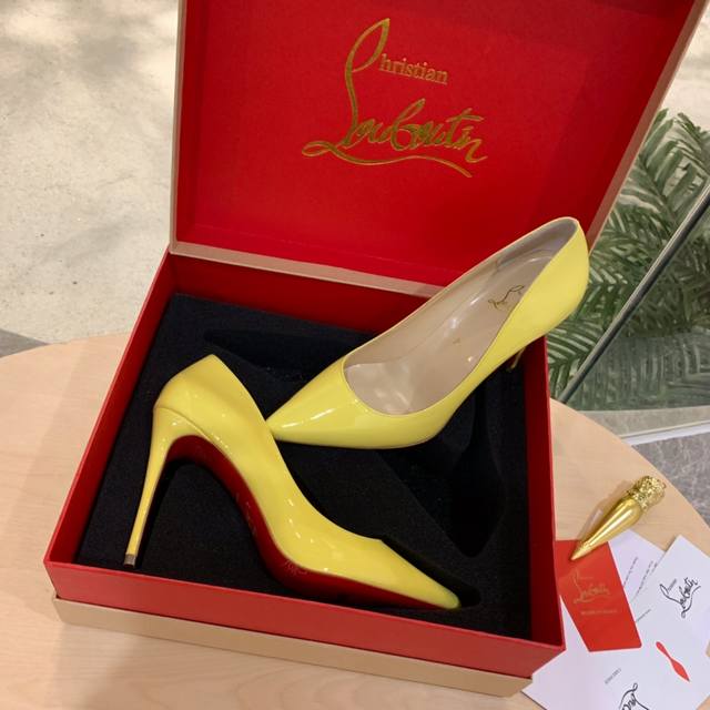 Cl红底鞋最高版本出厂 Christian Louboutin经典款波浪系列高跟尖头单鞋 材质 采用进口漆皮 跟独家开模材料是合金钢 内里采用意大利进口混种羊皮