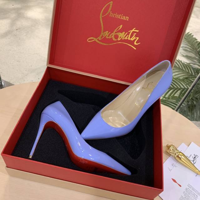 Cl红底鞋最高版本出厂 Christian Louboutin经典款波浪系列高跟尖头单鞋 材质 采用进口漆皮 跟独家开模材料是合金钢 内里采用意大利进口混种羊皮