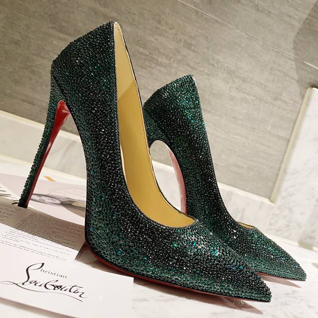 Cl红底鞋最高版本出厂 Christian Louboutin经典款红底高跟尖头满钻单鞋 材质 跟独家开模材料是合金钢 内里采用意大利进口混种羊皮内里 原版意大