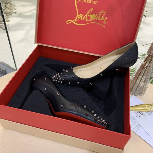 Cl红底鞋最高版本出厂 Christian Louboutin经典款红底高跟尖头大头钉单鞋 材质 采用进口羊皮 跟独家开模材料是合金钢 内里采用意大利进口混种羊