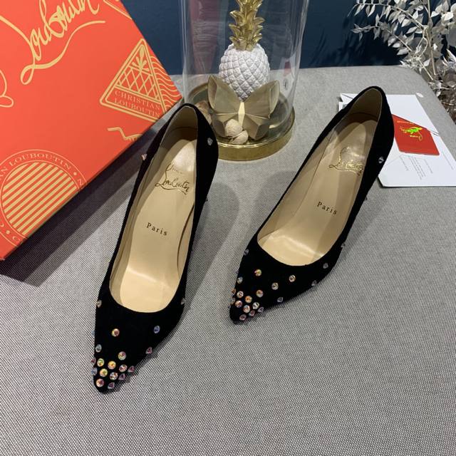 Cl红底鞋最高版本出厂 Christian Louboutin经典款红底高跟尖头网纱铆钉单鞋 材质 原版高密度网布 全手工烫钻 进口捷克钻 跟独家开模材料是合金