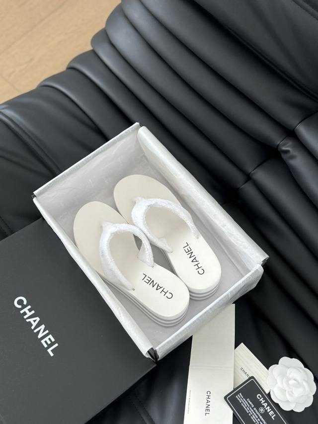 Chanel 24P新款坡跟拖鞋 简约百搭款 鞋面定制毛巾布面料 开模五金扣 原版大底 Size:35-39 其他码数定