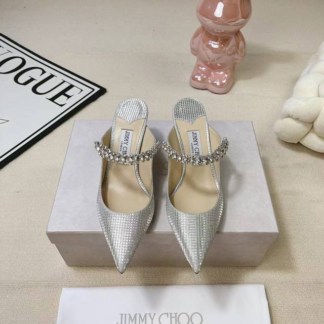 Jimmy Choo｜吉米周经典一 字带钻石链条尖头高跟鞋 满满的少女风 既摩登又复古的味道 非常的简约大气 不管是半身裙 连衣裙还是牛仔裤 它都能成为点睛之笔