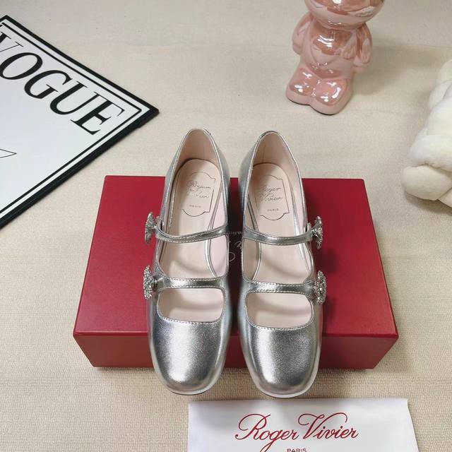 矮跟 高跟 Roger Vivier｜Rv经典水钻扣 玛丽珍鞋 鞋面用进口牛漆皮 特殊材质 内里垫脚均为混种羊皮 大底：意大利进口牛皮大底 跟高：2.5Cm 8