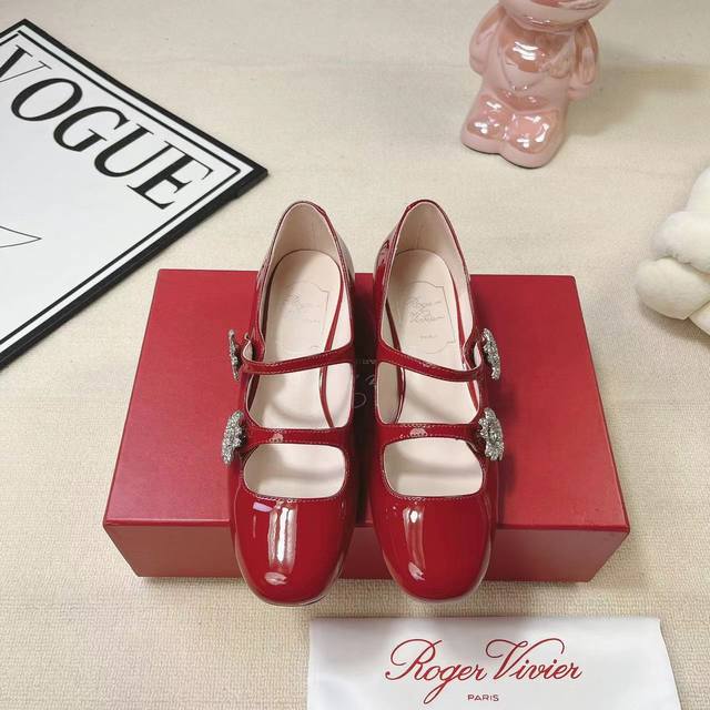 矮跟 高跟 Roger Vivier｜Rv经典水钻扣 玛丽珍鞋 鞋面用进口牛漆皮 特殊材质 内里垫脚均为混种羊皮 大底：意大利进口牛皮大底 跟高：2.5Cm 8