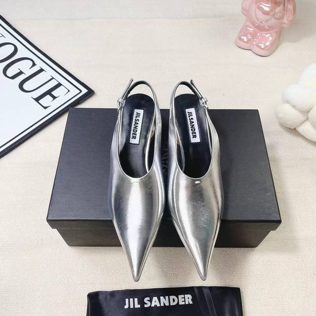 Jil Sander 小众潮牌 24春夏超现代主义水晶透明跟尖头系列单鞋后空凉鞋 这款现代风格凉鞋醒目吸睛，微风轻轻吹过，脚下的每一步都应该轻盈而自在。尖头部