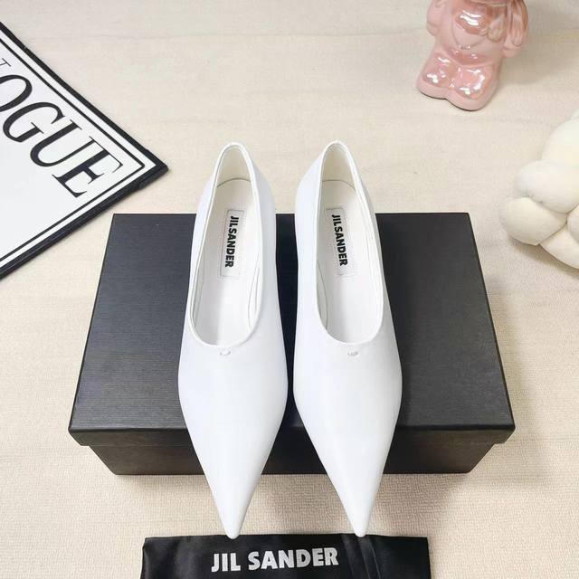 Jil Sander 小众潮牌 24春夏超现代主义水晶透明跟尖头系列单鞋后空凉鞋 这款现代风格凉鞋醒目吸睛，微风轻轻吹过，脚下的每一步都应该轻盈而自在。尖头部