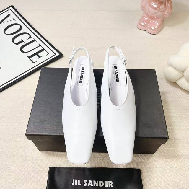 Jil Sander 小众潮牌 24春夏超现代主义水晶透明跟方头系列单鞋后空凉鞋 这款现代风格凉鞋醒目吸睛，微风轻轻吹过，脚下的每一步都应该轻盈而自在。尖头部