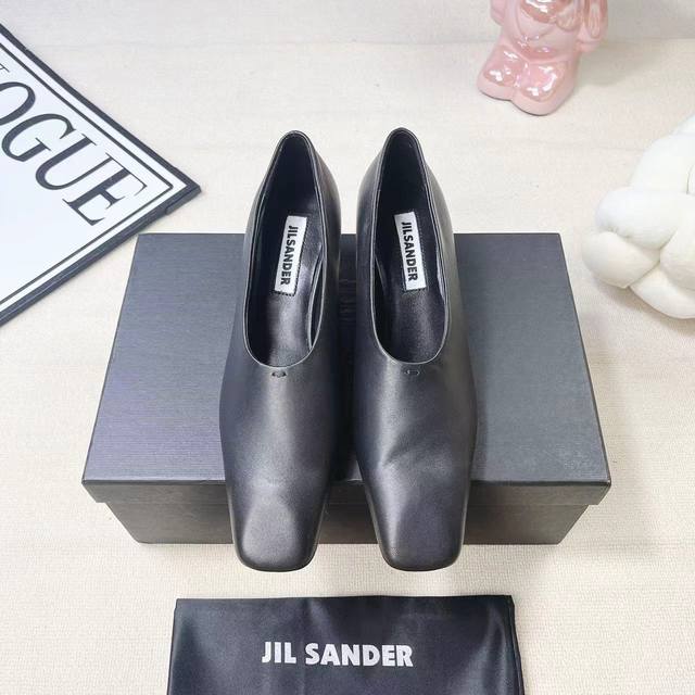 Jil Sander 小众潮牌 24春夏超现代主义水晶透明跟方头系列单鞋后空凉鞋 这款现代风格凉鞋醒目吸睛，微风轻轻吹过，脚下的每一步都应该轻盈而自在。尖头部