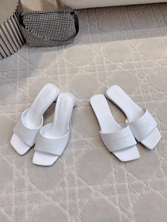 出厂价 Balenciag*新款夏季凉拖鞋 简约大气 百搭单品 鞋型流畅利落 高级感满满 鞋面小牛皮 内里垫脚羊皮 意大利真皮大底 跟高 平底 5.5Cm 尺码