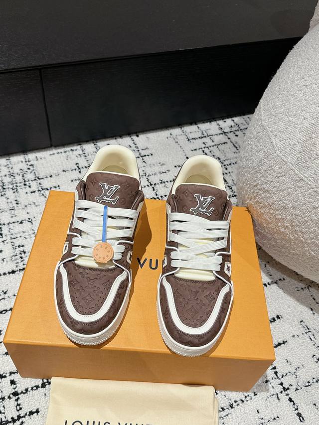 顶级版本 Lv 路易威登l家 Trainer 24 新款 休闲 运动鞋 滑板鞋 Lv Trainer 运动鞋的灵感源自复古篮球鞋，代表 Virgil Abloh