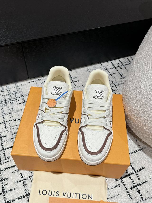 顶级版本 Lv 路易威登l家 Trainer 24 新款 休闲 运动鞋 滑板鞋 Lv Trainer 运动鞋的灵感源自复古篮球鞋，代表 Virgil Abloh