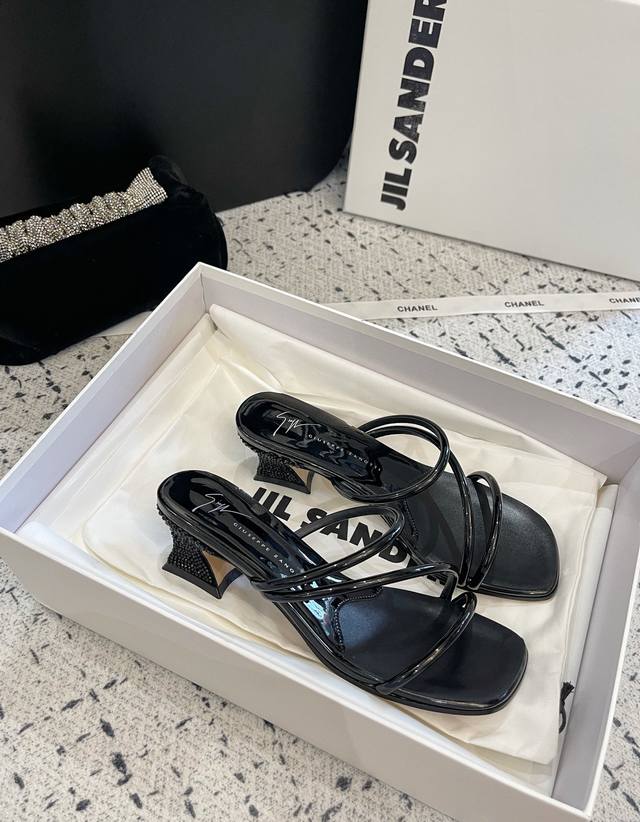 Giuseppe Zanotti 24 Ss 高跟拖鞋 可谓皮仙女鞋系列无需多作介绍简约大气 经典百搭 非常好看重要场合穿它是不会有错的 鞋面：定制进口pv