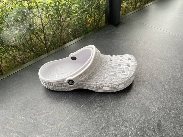 白色 情侣款 正品专供 Crocs卡骆驰 Classic Crocskin Clog 鳄鱼纹款 柔软舒适 洞洞鞋 卡骆驰 经典 鳄鱼纹系列洞洞鞋将舒适和轻便达到