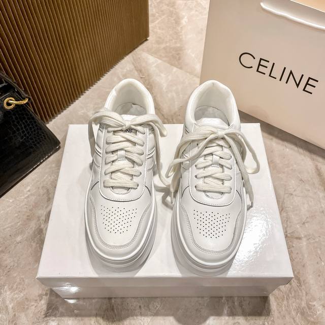 橙子出厂价 Celine 赛琳 春夏新款 休闲板鞋 运动鞋小白鞋 超多明星上脚，这一季运动小白鞋无论从楦型的轮廓，隔板的拼接都让人耳目一新，前后品牌logo相呼