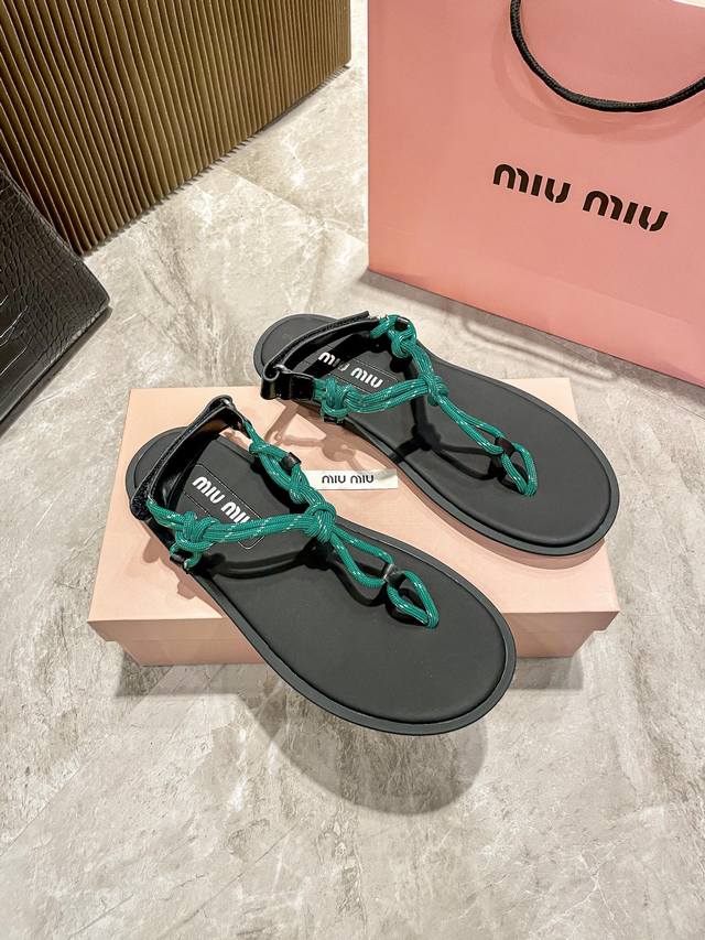 出厂 Miumiu平底夹脚凉鞋火热火热上新性感而优雅的一款单品、非常多代理在寻找的一款、进口捷克水钻搭配超仟皮材质完美的鞋头展示、更显腿长多个颜色选择、欧美日常