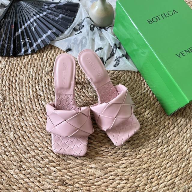 出厂 Bottega Veneta 2024顶级专柜 官网上新 全球首发 Bv葆爹天团 24Ss-编织拖 Bv潮鞋 Bv拖鞋 Bv大编织 真正的经典 永不过时