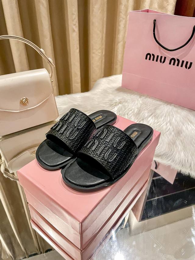 出厂 Miumiu 2024顶级专柜 新款限定 官网上新 独家首发 Miiu 24Ss-初夏编制平底拖 Miu美鞋 Miu拖鞋 Miu鞋控 Ins穿搭时尚 小红