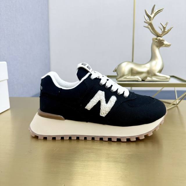 冲量价: Miumiu X New Balance 574联名款nb运动鞋 大秀上爆出的这双与new Balance 新百伦574联名款运动 球鞋 后全球各大代