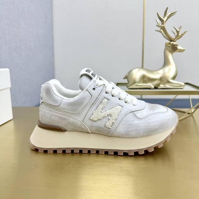 冲量价: Miumiu X New Balance 574联名款nb运动鞋 大秀上爆出的这双与new Balance 新百伦574联名款运动 球鞋 后全球各大代