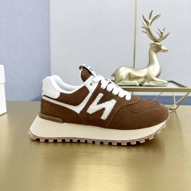 冲量价: Miumiu X New Balance 574联名款nb运动鞋 大秀上爆出的这双与new Balance 新百伦574联名款运动 球鞋 后全球各大代