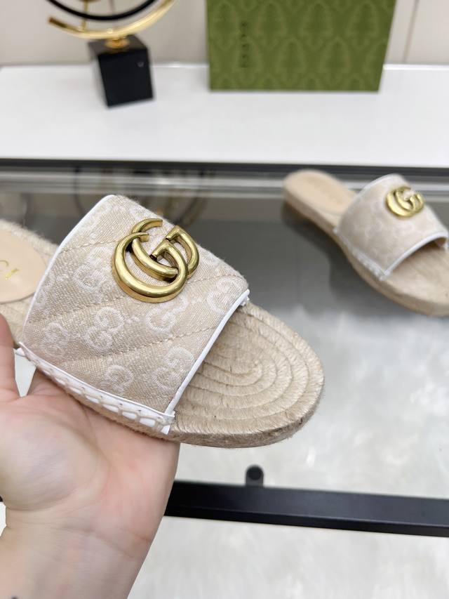 冲量价: Gucci 古奇拖鞋渔夫鞋 新色 注塑一体草编底 ，高端品质 面料：双g进口布料内里：羊皮里 码数：35～42 布料款有 杏色 花色 粉色 黑色 蓝色