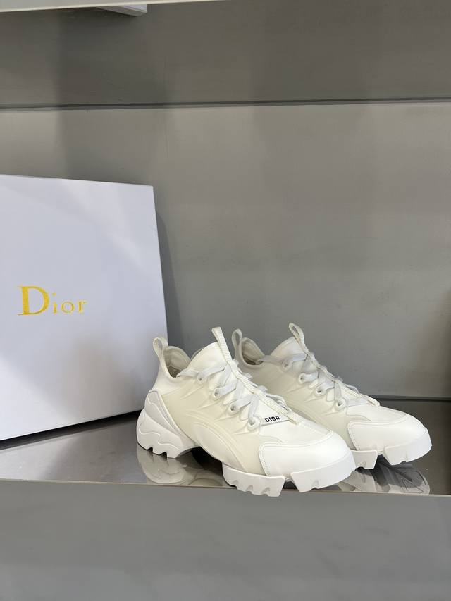 冲量价: Dior 老爹鞋！高密度原厂提花tpu原厂大底！脚宽的姐妹千万不要对他有任何误会！像我这样的小胖脚穿上都显得脚型修长！ Size：35～40 40定做