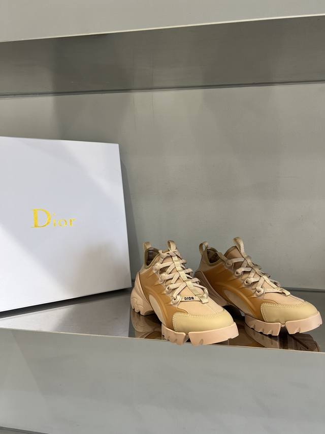 冲量价: Dior 老爹鞋！高密度原厂提花tpu原厂大底！脚宽的姐妹千万不要对他有任何误会！像我这样的小胖脚穿上都显得脚型修长！ Size：35～40 40定做